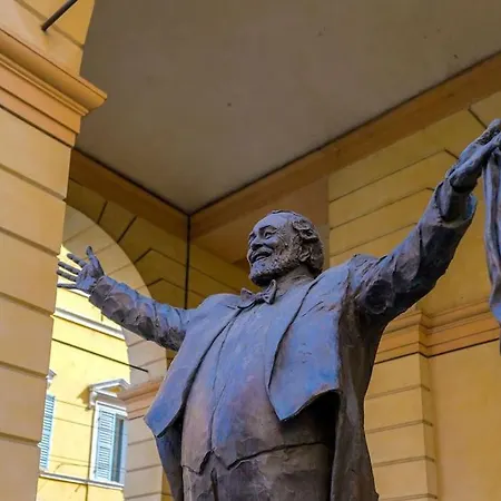 Pavarotti's In The Heart Of דירה